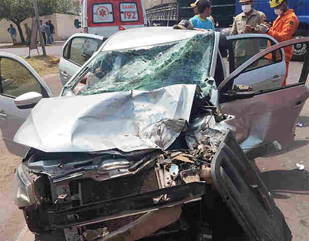 Mulher fica ferida ap&oacute;s colis&atilde;o entre carro e carreta no trecho urbano da BR-262 em Corumb&aacute;