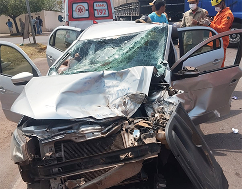 Mulher fica ferida ap&oacute;s colis&atilde;o entre carro e carreta no trecho urbano da BR-262 em Corumb&aacute;