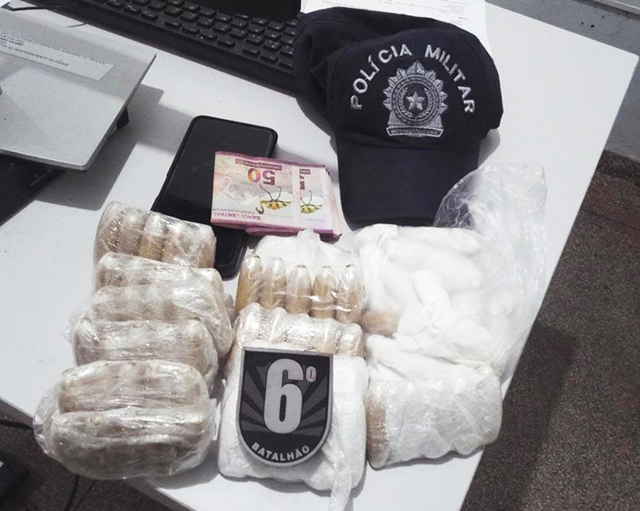 Pol&iacute;cia Militar apreende quase 1 kg de coca&iacute;na em &ocirc;nibus de turismo na fronteira entre Corumb&aacute; com a Bol&iacute;via