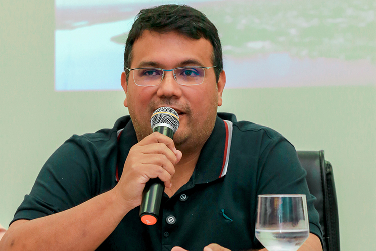 Funcionalismo: prefeito assina decreto que encerra 5 anos de espera por promo&ccedil;&otilde;es na carreira 