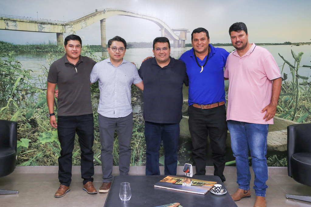 Prefeito re&uacute;ne com representantes do Minist&eacute;rio dos Povos Ind&iacute;genas e da Funai