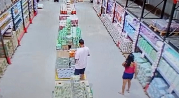 Casal &eacute; detido pela Pol&iacute;cia Militar ap&oacute;s flagrante de furto em supermercado de Corumb&aacute;