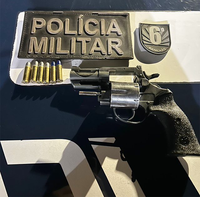 Mulher &eacute; detida pela PM, ap&oacute;s amea&ccedil;a ao filho e por porte ilegal de arma de fogo no bairro Aeroporto em Corumb&aacute;