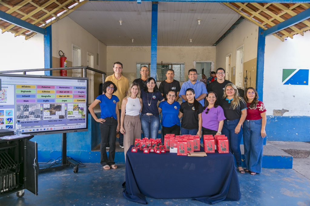 Corumb&aacute; amplia tecnologia em escolas municipais com entrega de lousa digital e Chromebooks