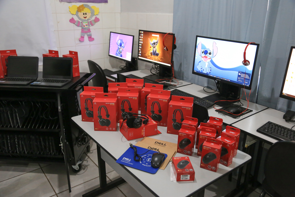 Corumb&aacute; amplia tecnologia em escolas municipais com entrega de lousa digital e Chromebooks