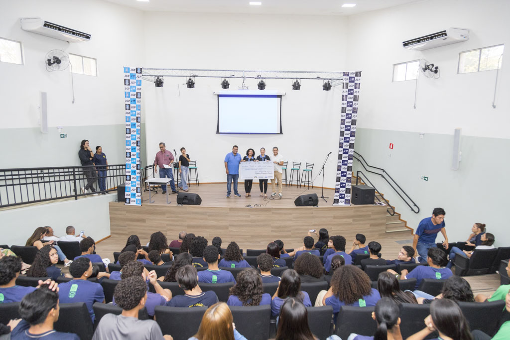 Prefeitura e C&acirc;mara destinam recurso de emenda para aquisi&ccedil;&atilde;o de projetores por escola