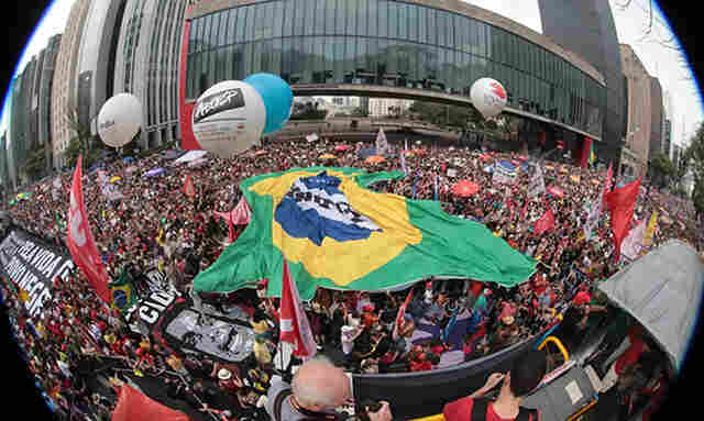 S&atilde;o Paulo tem 42 mil pessoas em ato contra PEC da Blindagem e anistia 
