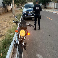Moto roubada na madrugada foi recuperada pela Pol&iacute;cia Militar em terreno baldio em Corumb&aacute;