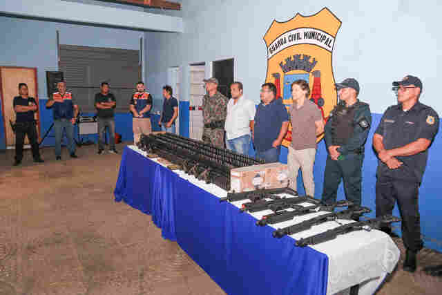 Prefeito destaca valoriza&ccedil;&atilde;o da Guarda Municipal com doa&ccedil;&atilde;o de armamentos do Estado