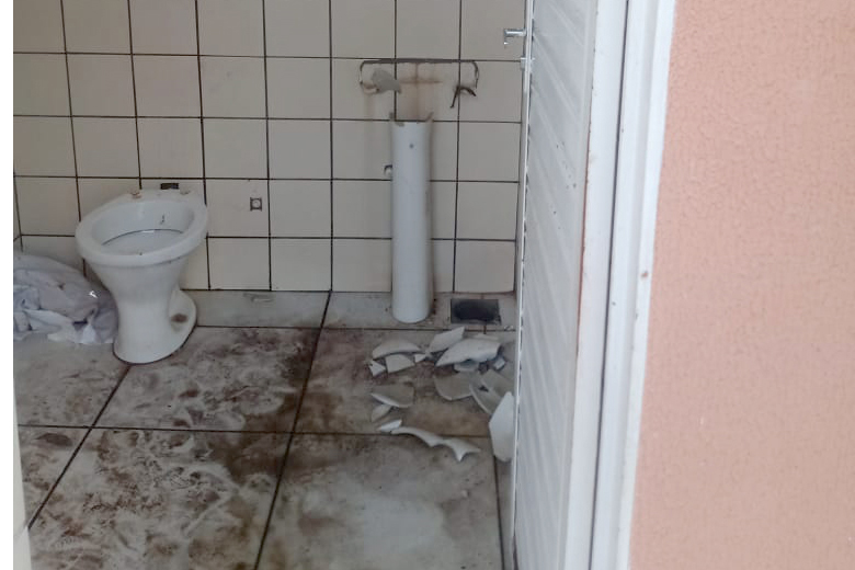 Vandalismo danifica banheiros do Terminal Ant&ocirc;nio Maria Coelho, na &aacute;rea central