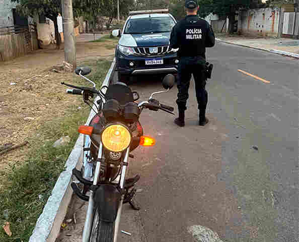 Moto roubada na madrugada foi recuperada pela Pol&iacute;cia Militar em terreno baldio em Corumb&aacute;