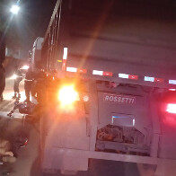 Casal fica ferido ap&oacute;s colidir motocicleta em carreta no bairro Industrial em Corumb&aacute;