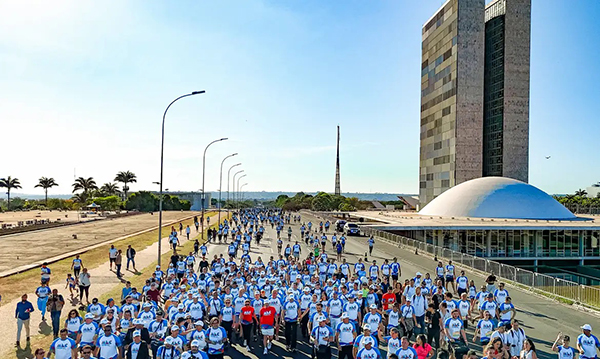 "Brasil ser&aacute; soberano pela educa&ccedil;&atilde;o", diz Lula na corrida MEC 95 anos 