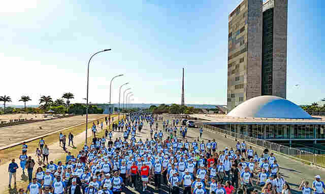 "Brasil ser&aacute; soberano pela educa&ccedil;&atilde;o", diz Lula na corrida MEC 95 anos 