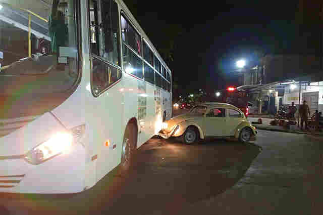 Bombeiros atendem idoso v&iacute;tima de colis&atilde;o entre Fusca e coletivo no bairro Cristo Redentor