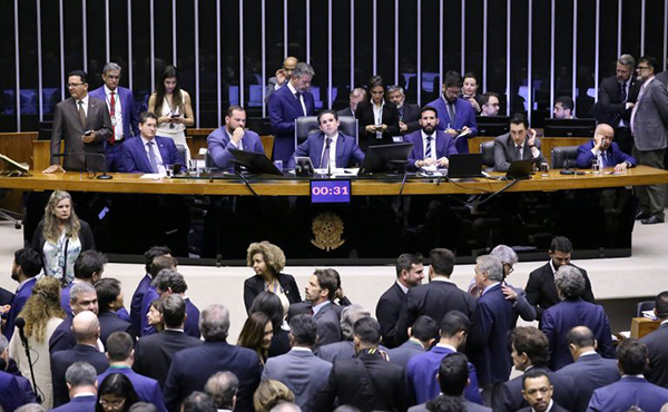 Câmara aprova projeto que isenta do Imposto de Renda quem ganha até R$ 5 mil por mês