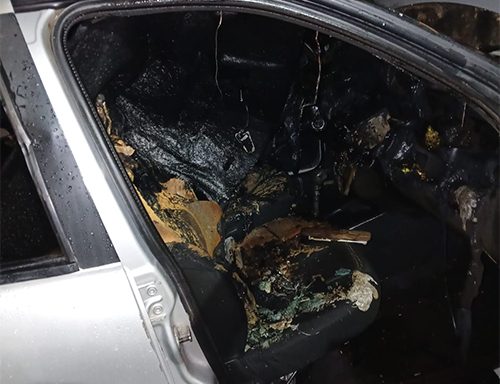Bombeiros controlam inc&ecirc;ndio em carro na rua Almirante Barroso em Lad&aacute;rio
