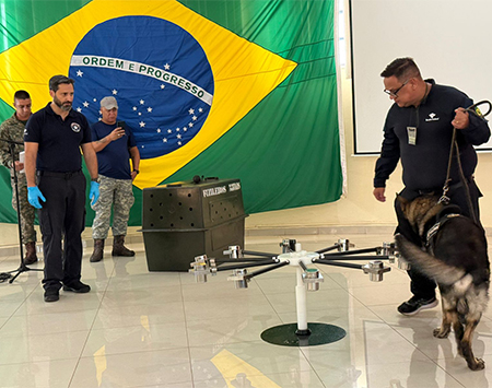Servidores da Receita Federal atuam como palestrantes em semin&aacute;rio sobre c&atilde;es detectores da Marinha do Brasil 