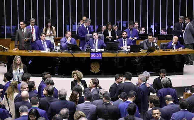C&acirc;mara aprova projeto que isenta do Imposto de Renda quem ganha at&eacute; R$ 5 mil por m&ecirc;s  