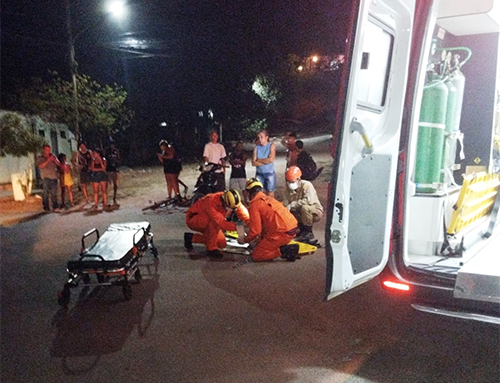Acidente entre moto e carro deixa motociclista gravemente ferido em cruzamento de Corumb&aacute;