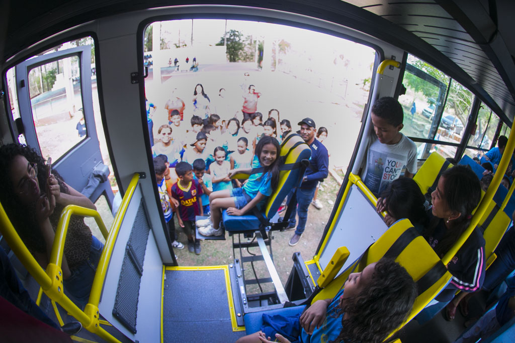 Educa&ccedil;&atilde;o recebe novo &ocirc;nibus escolar e refor&ccedil;a transporte de estudantes da zona rural de Corumb&aacute;