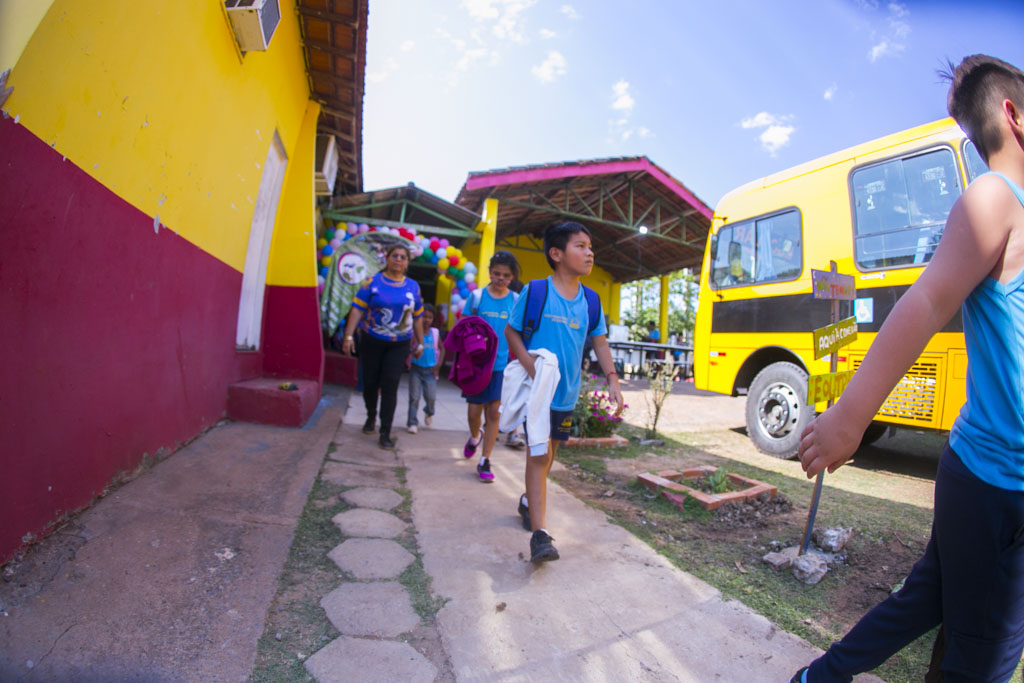 Educa&ccedil;&atilde;o recebe novo &ocirc;nibus escolar e refor&ccedil;a transporte de estudantes da zona rural de Corumb&aacute;