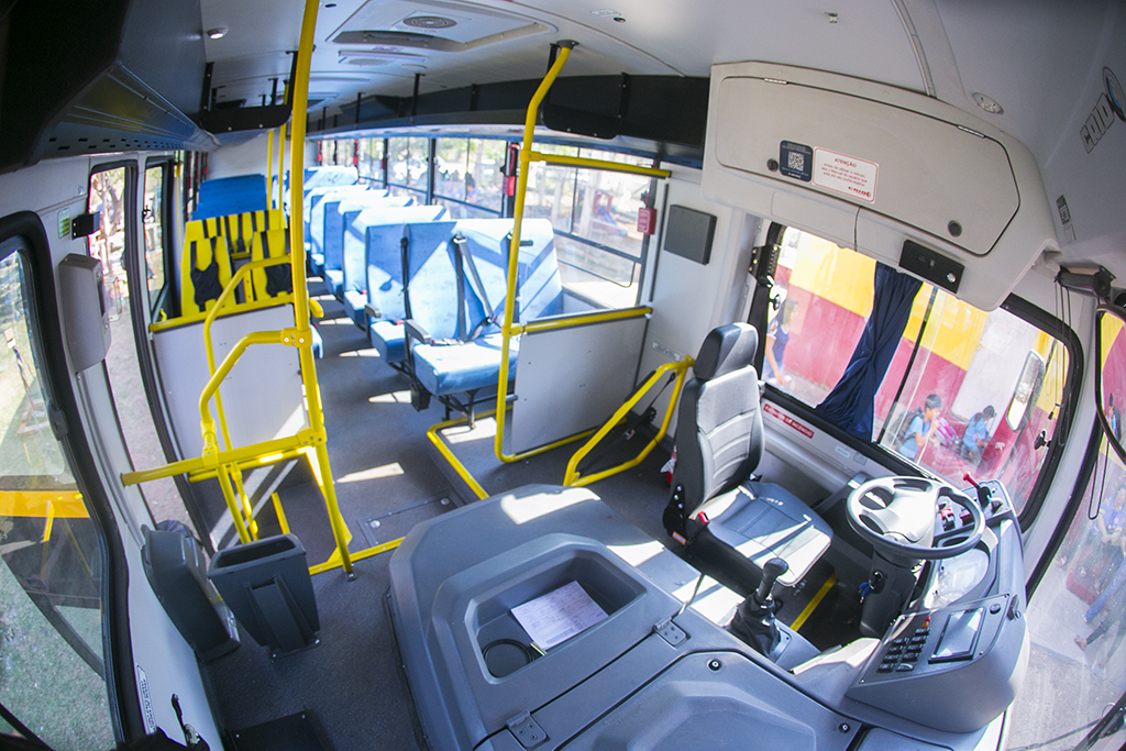 Educa&ccedil;&atilde;o recebe novo &ocirc;nibus escolar e refor&ccedil;a transporte de estudantes da zona rural de Corumb&aacute;