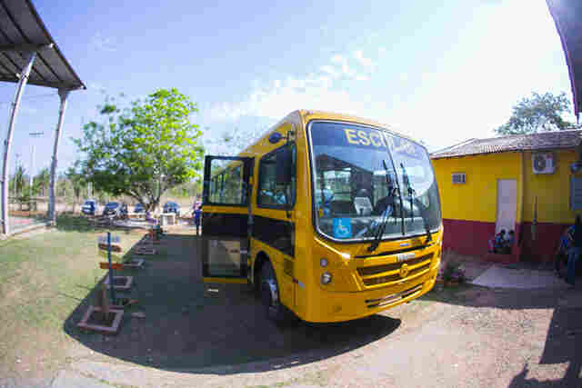 Educa&ccedil;&atilde;o recebe novo &ocirc;nibus escolar e refor&ccedil;a transporte de estudantes da zona rural de Corumb&aacute;