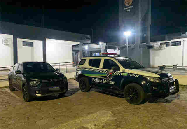 Pol&iacute;cia Militar recupera ve&iacute;culo roubado e prende casal por recepta&ccedil;&atilde;o no Posto Lampi&atilde;o Acesso em Corumb&aacute;
