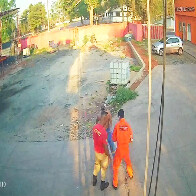 V&Iacute;DEO: Com crian&ccedil;a desacordada, pai corre at&eacute; o quartel dos bombeiros em Corumb&aacute; pedindo por socorro 