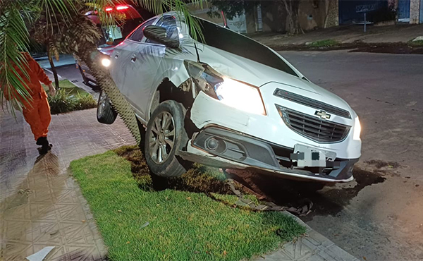 Bombeiros atendem ocorr&ecirc;ncia de tombamento de ve&iacute;culo em Corumb&aacute;