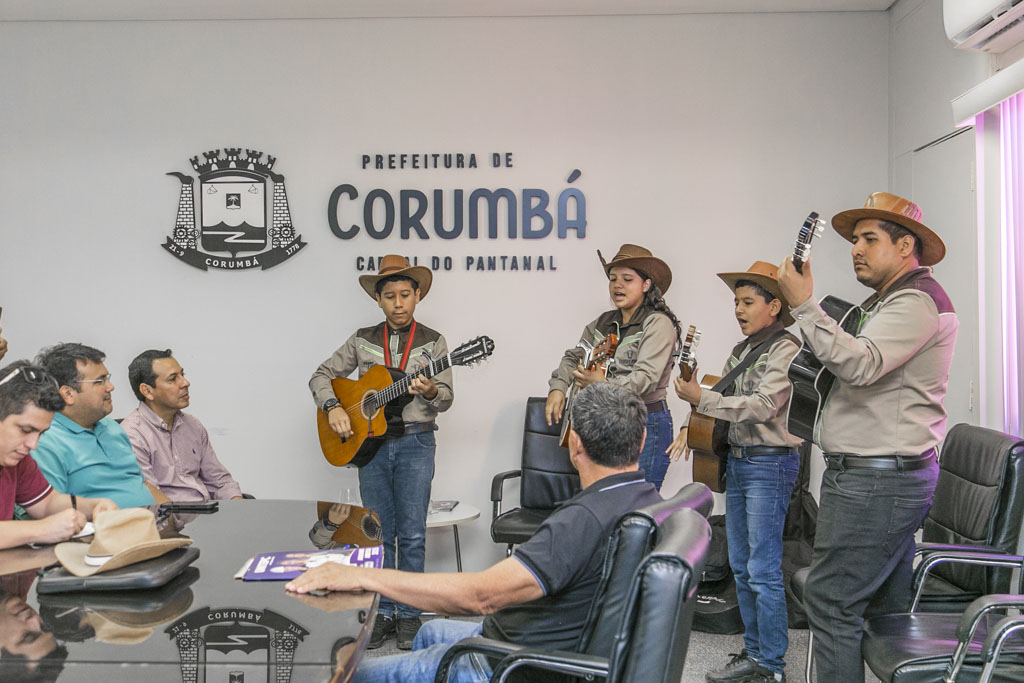 Prefeito de Corumb&aacute; recebe comitiva boliviana e fortalece la&ccedil;os culturais com pa&iacute;s