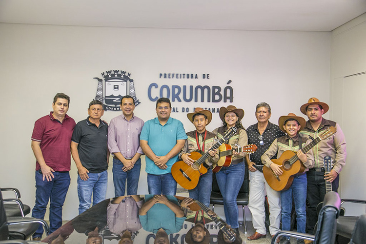 Prefeito de Corumb&aacute; recebe comitiva boliviana e fortalece la&ccedil;os culturais com pa&iacute;s