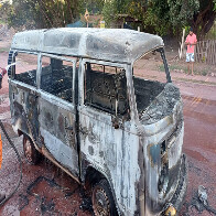 Kombi que entregava p&atilde;es fica destru&iacute;da ap&oacute;s pegar fogo em Corumb&aacute;