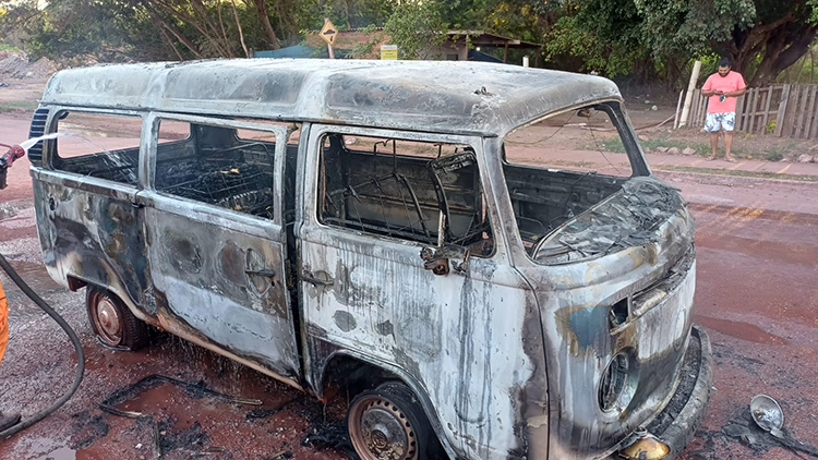 Kombi que entregava p&atilde;es fica destru&iacute;da ap&oacute;s pegar fogo em Corumb&aacute;