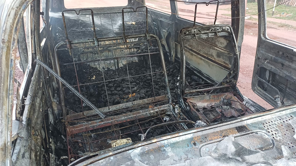 Kombi que entregava p&atilde;es fica destru&iacute;da ap&oacute;s pegar fogo em Corumb&aacute;