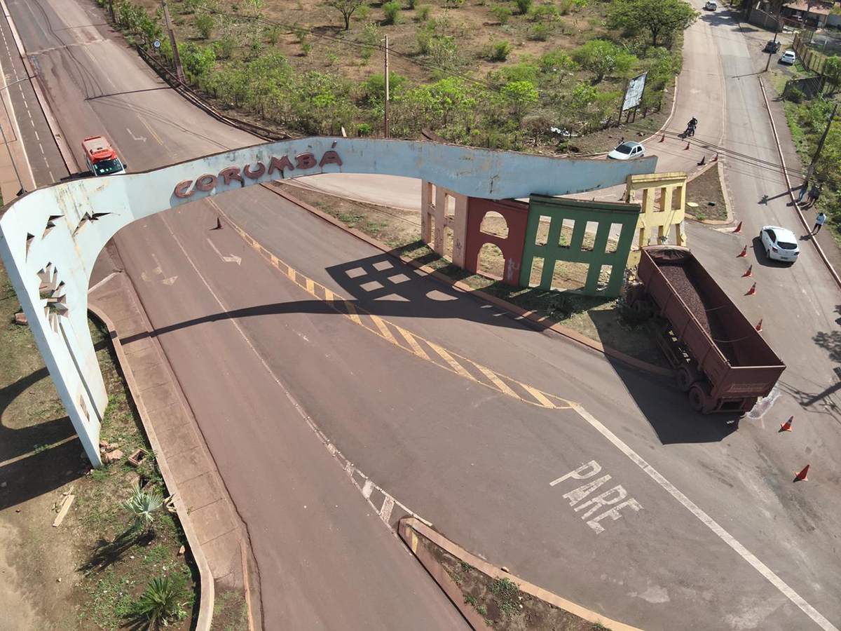 Carreta de min&eacute;rio colide contra o p&oacute;rtico da entrada de Corumb&aacute;, &aacute;rea foi sinalizada para garantir seguran&ccedil;a