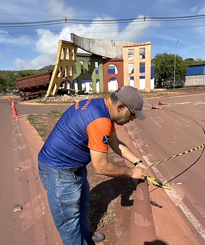 Carreta de min&eacute;rio colide contra o p&oacute;rtico da entrada de Corumb&aacute;, &aacute;rea foi sinalizada para garantir seguran&ccedil;a