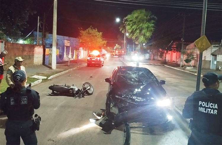 Com suspeita de Traumatismo craniano leve, motociclista foi encaminhado para o PS ap&oacute;s colidir contra carro em Corumb&aacute;