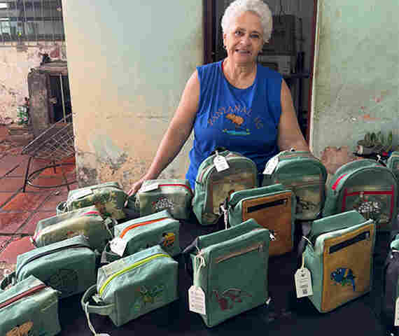Artes&atilde; de MS transforma malotes dos Correios em moda sustent&aacute;vel e social e tem seus produtos na COP 30