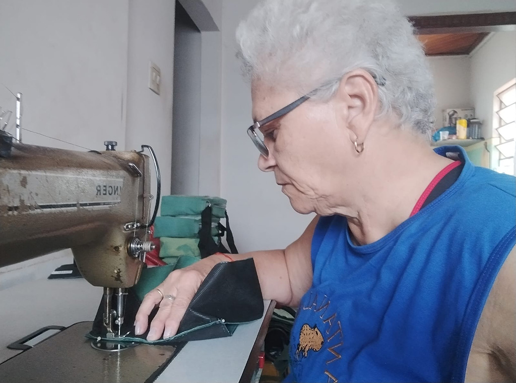 Artes&atilde; de MS transforma malotes dos Correios em moda sustent&aacute;vel e social e tem seus produtos na COP 30