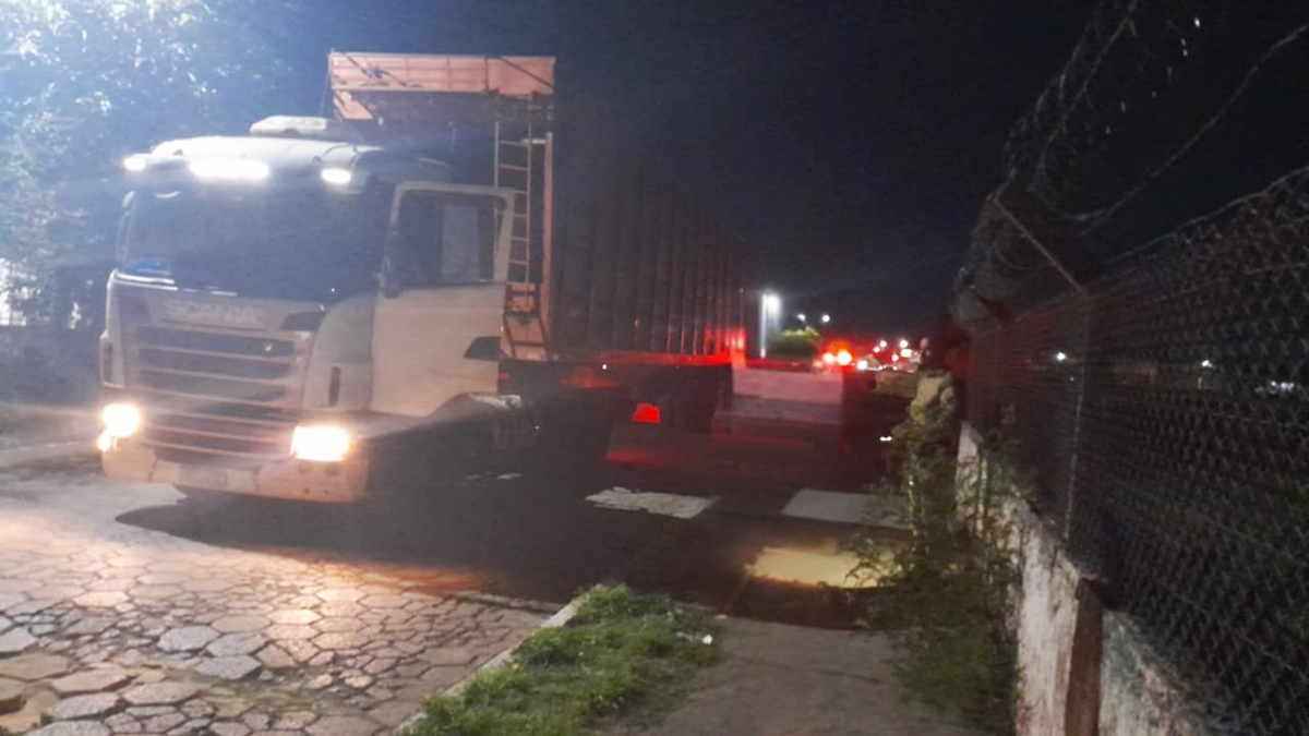 Pol&iacute;cia Militar prende em flagrante caminhoneiro embriagado ao volante em Corumb&aacute;