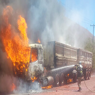 Bombeiros combatem inc&ecirc;ndio em carreta de min&eacute;rio na Av. Senador Paulino Lopes em Corumb&aacute;, ao lado da Cimento Votorantim 