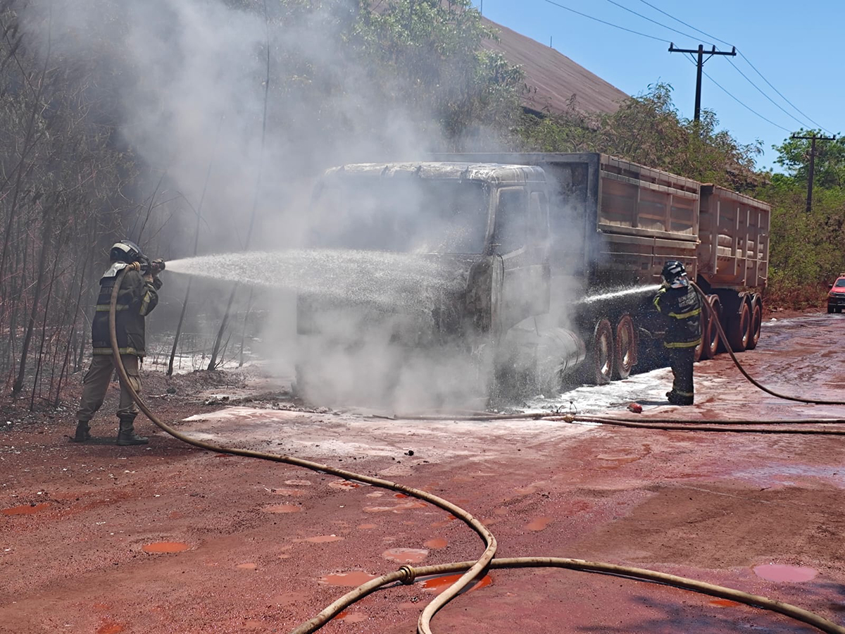 Bombeiros combatem inc&ecirc;ndio em carreta de min&eacute;rio na Av. Senador Paulino Lopes em Corumb&aacute;, ao lado da Cimento Votorantim 