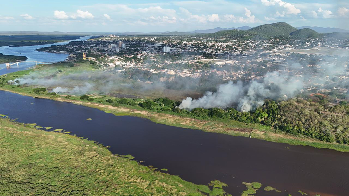 V&Iacute;DEO: Inc&ecirc;ndio em vegeta&ccedil;&atilde;o na margem do Rio Paraguai amea&ccedil;a resid&ecirc;ncias pr&oacute;ximas da capta&ccedil;&atilde;o de &aacute;gua