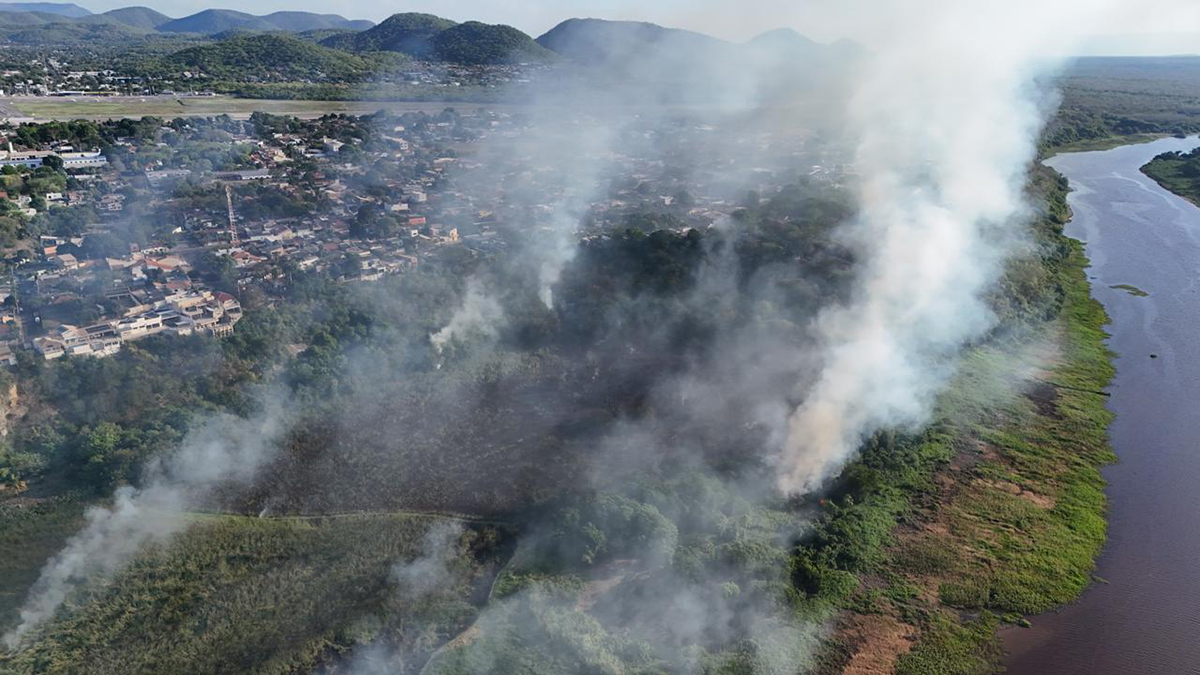 V&Iacute;DEO: Inc&ecirc;ndio em vegeta&ccedil;&atilde;o na margem do Rio Paraguai amea&ccedil;a resid&ecirc;ncias pr&oacute;ximas da capta&ccedil;&atilde;o de &aacute;gua