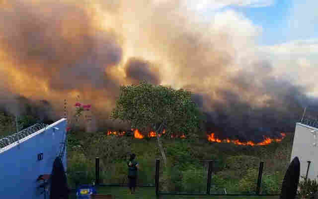 V&Iacute;DEO: Inc&ecirc;ndio em vegeta&ccedil;&atilde;o na margem do Rio Paraguai amea&ccedil;a resid&ecirc;ncias pr&oacute;ximas da capta&ccedil;&atilde;o de &aacute;gua