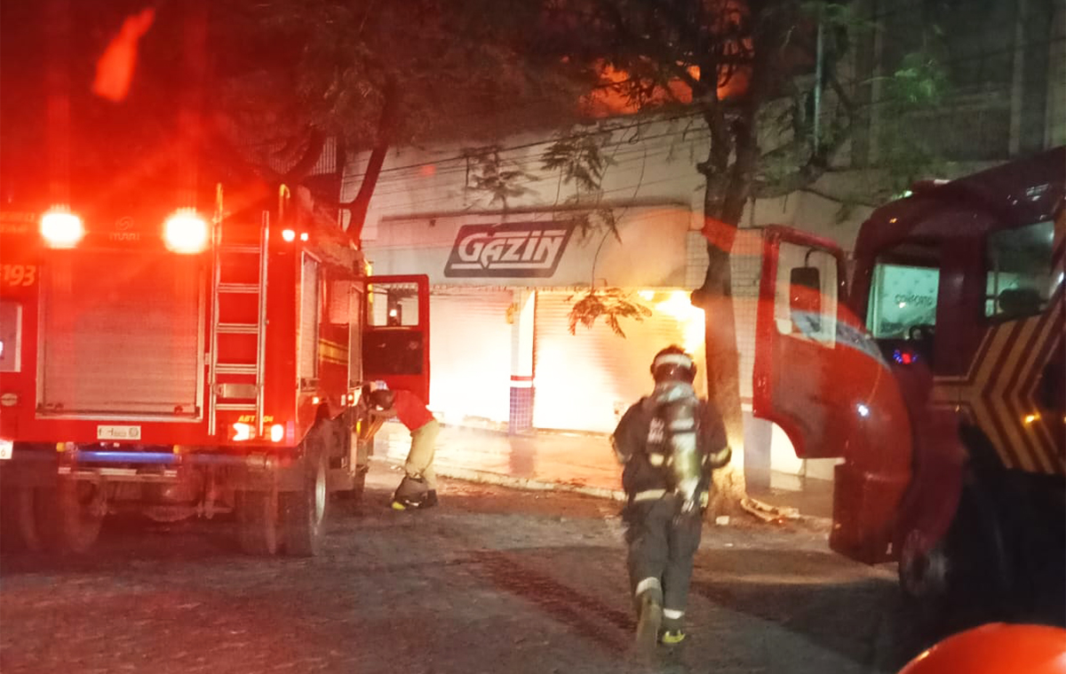 Inc&ecirc;ndio de grandes propor&ccedil;&otilde;es destr&oacute;i loja de m&oacute;veis da Gazin no centro de Corumb&aacute;