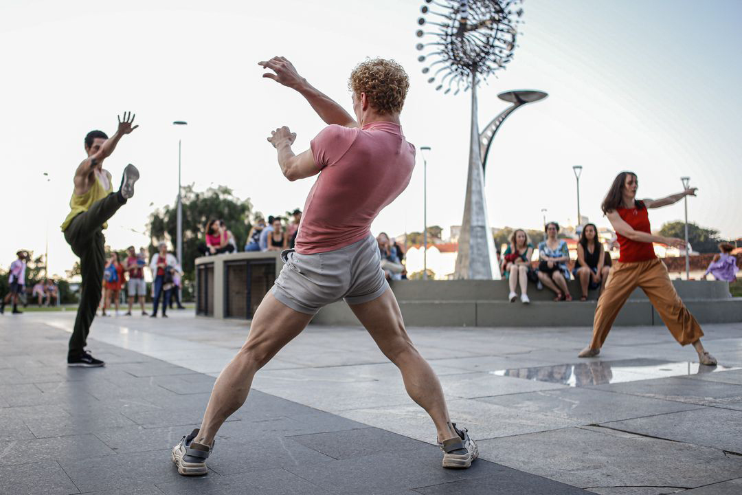 Ap&oacute;s seis anos na Cia de Dan&ccedil;a do Pantanal, Agust&iacute;n Salcedo celebra uma trajet&oacute;ria marcada por aprendizado, pertencimento e prop&oacute;sito