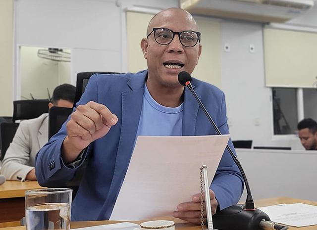 Hesley sugere estudos para aproveitamento de professores em toda a regi&atilde;o do Munic&iacute;pio
